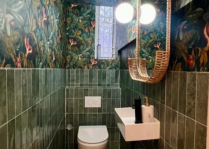 Unexpected Historical - & Quiet Bucureşti