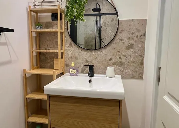 Unexpected Historical - & Quiet Apartman Bukarest